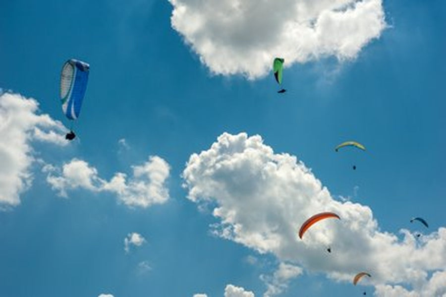 Bulutlar Arasında Yamaç Paraşütçüleri Yatay Kanvas Tablo