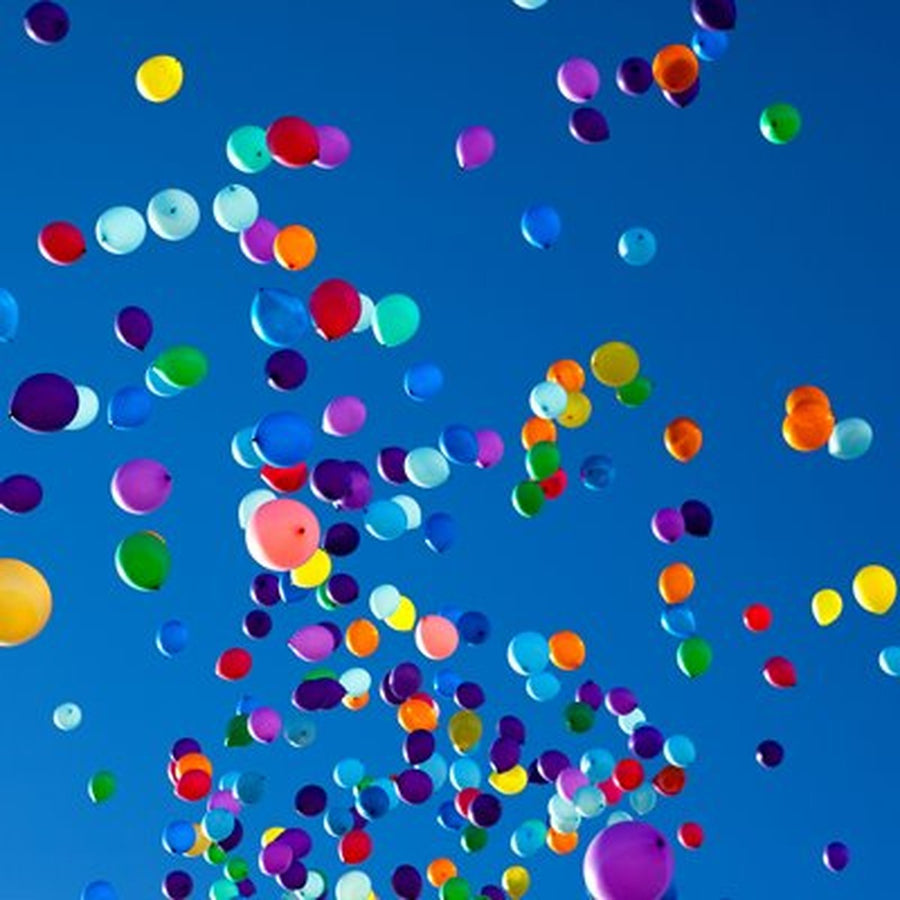 Gökyüzüne Uçan Renkli Balonlar Kare Kanvas Tablo
