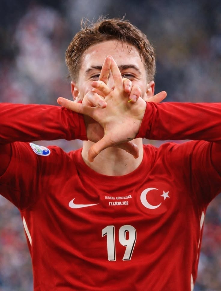 Bozkurt Selamı Veren Milli Futbolcu Dikey Kanvas Tablo