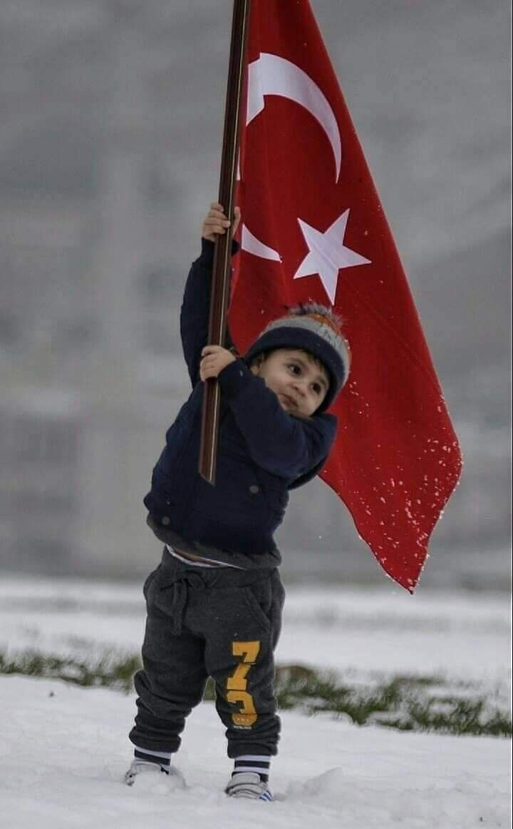 Karda Bayrak Tutan Küçük Çocuk Dikey Kanvas Tablo