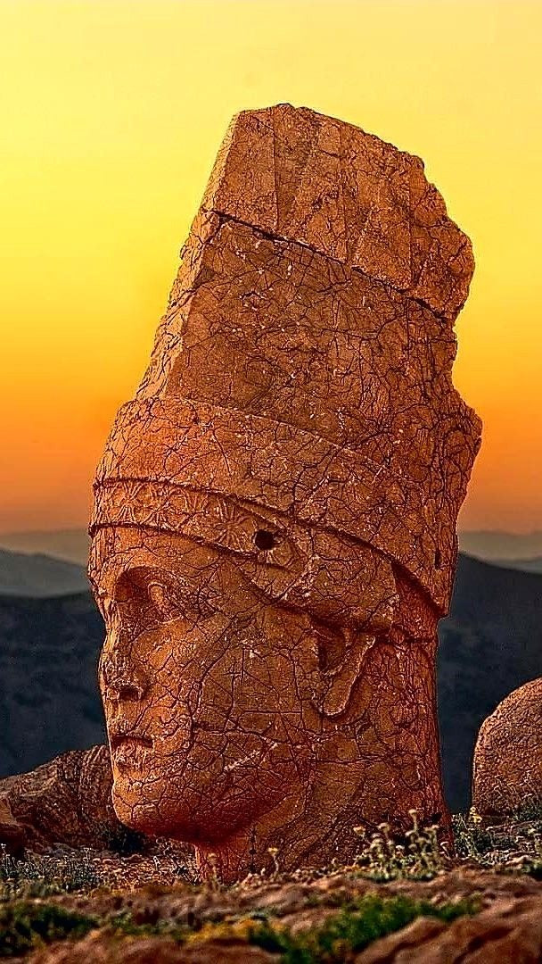 Nemrut Dağı Heykeli Gün Batımı Dikey Kanvas Tablo