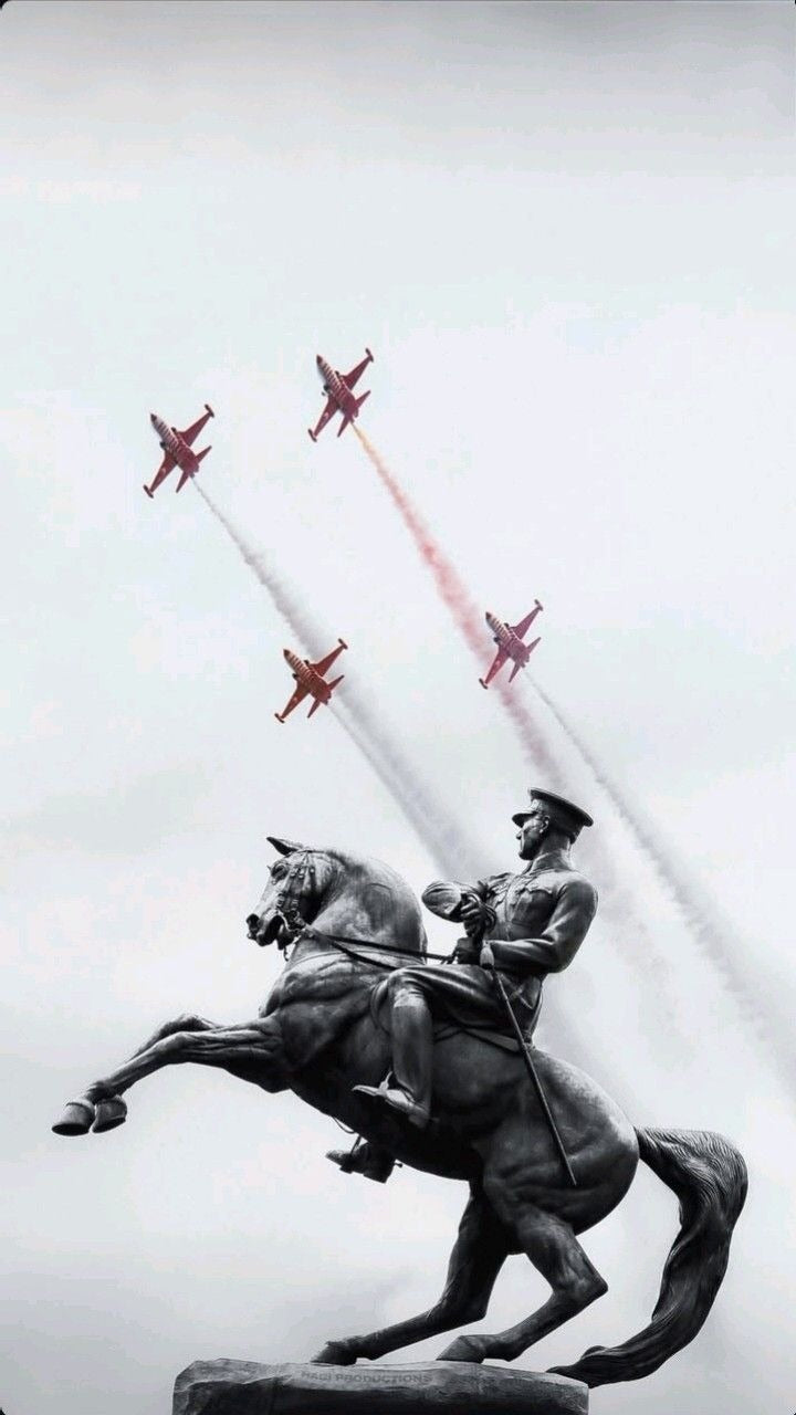 Atatürk Atlı Heykeli ve Türk Yıldızları Dikey Kanvas Tablo